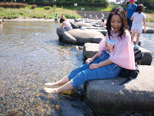 鴨川(賀茂川)の水がキレイで冷たくて気持ちいい
