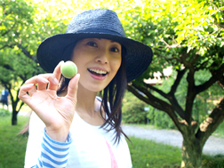 寒紅梅の実を拾ったよ