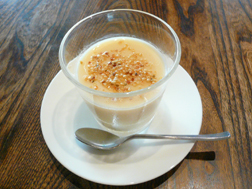 マンゴープリンの上には、はちみつと火麻が!
