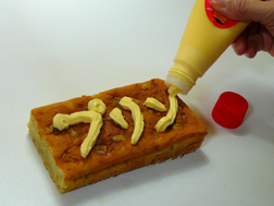バナナケーキにトッピング