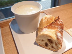 スープは、セロリのポタージュ