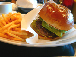 ゴールデンブラウンのアボカドバーガー<br />