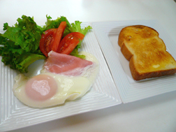 ハムエッグ&トーストの朝ごはん