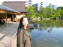 池の水は、透明でキレイ