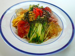 冷やし中華にトマトの漬物