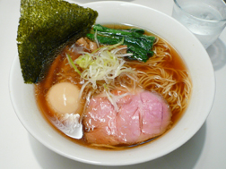 鶏と魚介の豊潤醤油ラーメン(味玉入り) 850円。