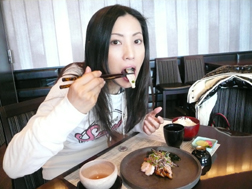 豚肉をパクッ
