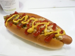 このホットドックが100円(単品価格)とは!