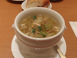 ビストロ石川亭の前菜:春キャベツとベーコンのブイヨンスープ
