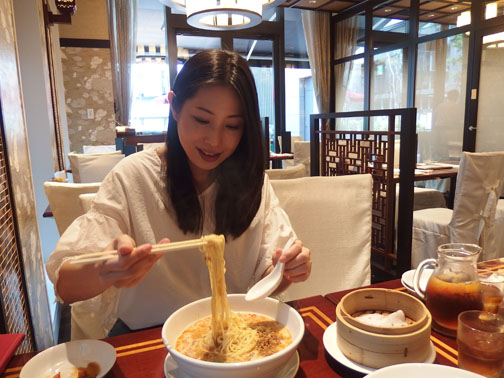 頤和園(IWAEN)の担々麺セット@京橋エドグラン店