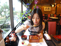 伊豆栄のうな重をいただきます