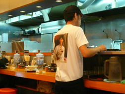 店員さんの背中には川越シェフの写真が!