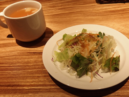 九志焼亭のランチサラダとスープ