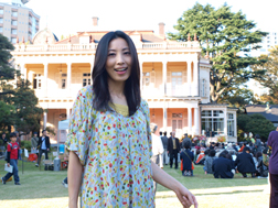 広い庭園に沢山のお客さん