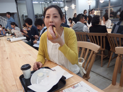 ホットドッグとカフェラテ