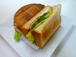 食パンのベーコンエッグサンド