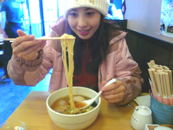 みみずくラーメン、麺は細くてストレート