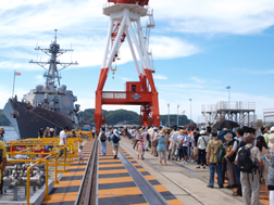 米海軍のラッセンに並ぶ長蛇の列
