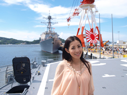 はるさめに乗って、後方に見えるのが米海軍のラッセン