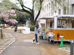 コーヒーや軽食を売っているよ