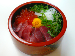 マグロと、いくらと、イカシソの3色丼