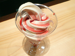 酢フトクリームにカシスをトッピング