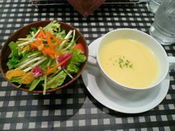セットのサラダとスープ
