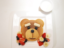 テッド(ted)のパンケーキ、フルーツ添え