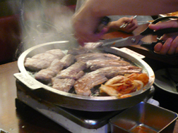 お肉は最初から出来上がるまで、お店の人が焼いてくれるよ