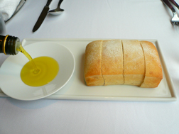TWO ROOMS GRILL BARのパン