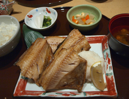 丸の内やんもで焼き魚ランチ