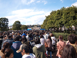 よこすかスプリングフェスタ2012へ続く長い行列